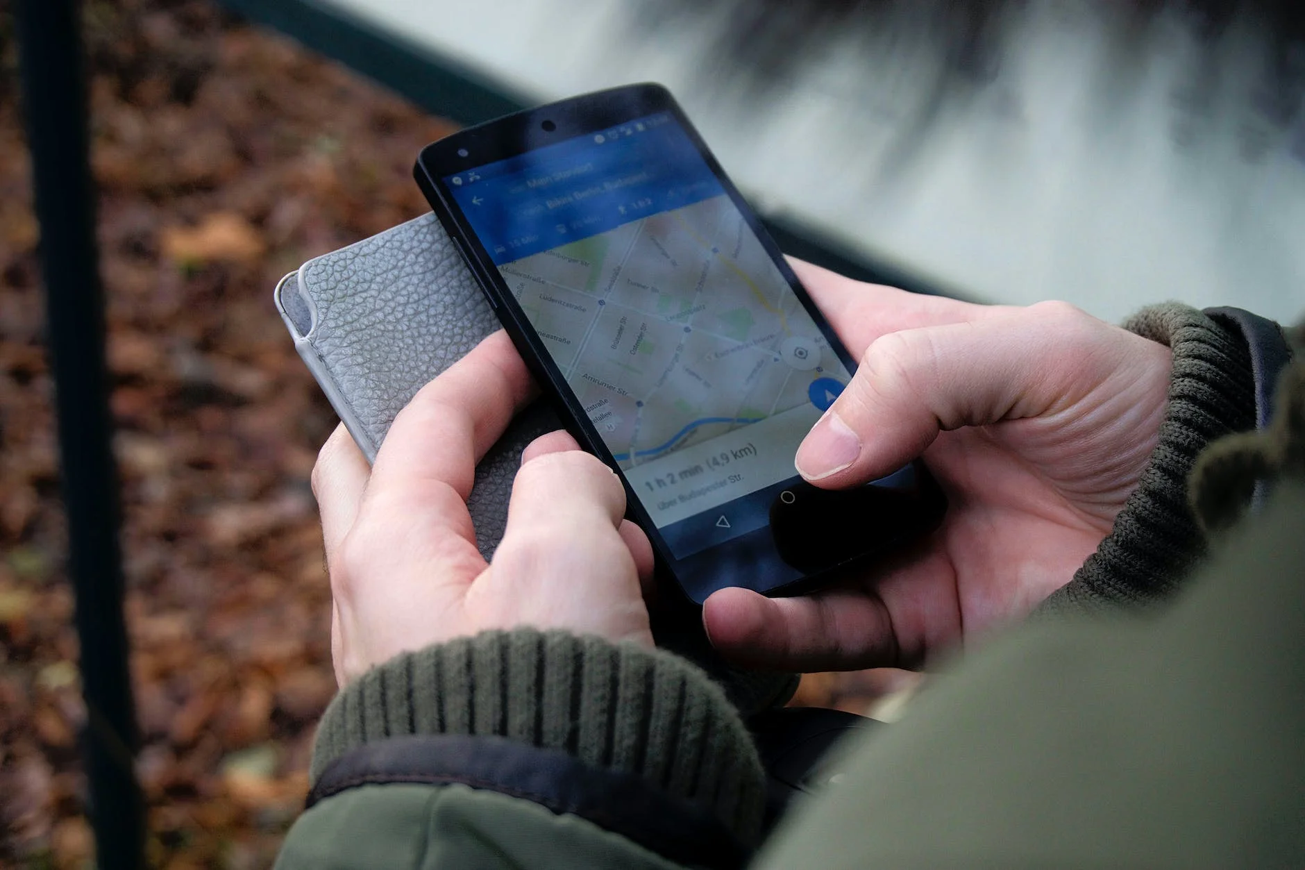 Un Travel Blog Italiano 3 person using google maps application through black android smartphone