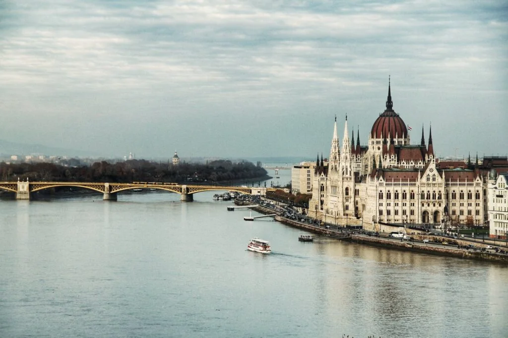Budapest in tre giorni: breve guida di viaggio 10 building near body of water
