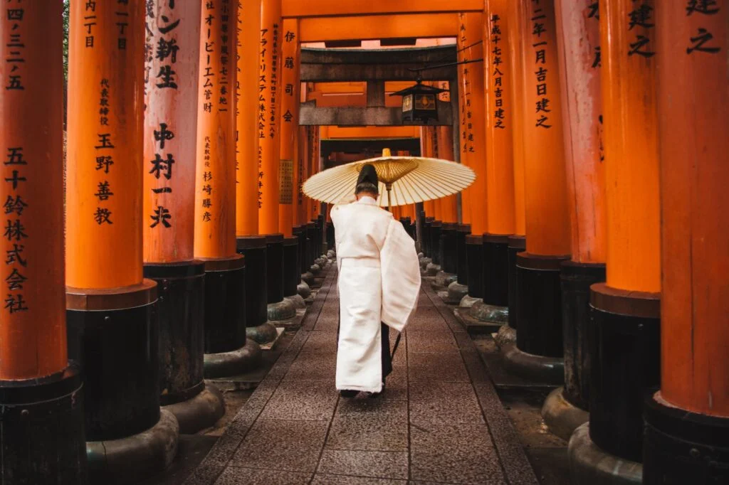La Magia dei Luoghi Sacri: Un Viaggio Spirituale tra le Destinazioni più Sacre al Mondo 5 man holding an umbrella