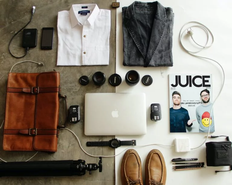 Viaggiare Leggeri: cosa portare in viaggio e come organizzare la valigia prima di partire 7 brown leather bag clothes and macbook