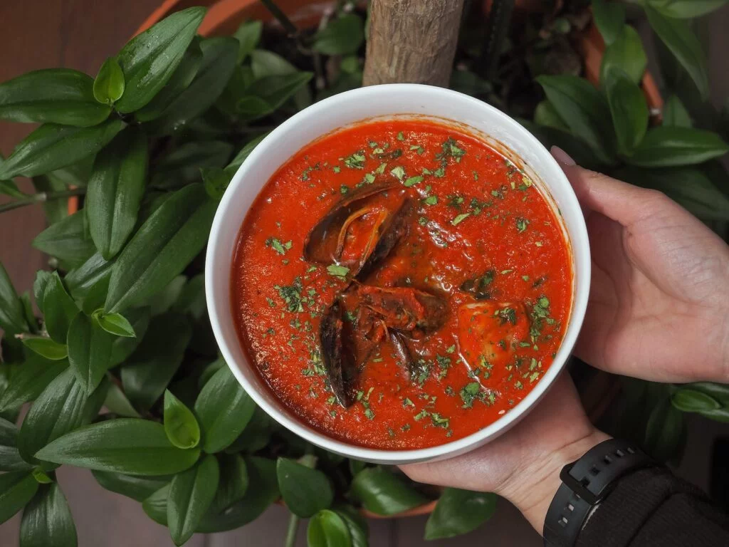 Gazpacho Andaluso, un piatto fresco e rinfrescante 8 woman hands holding homemade tomato soup