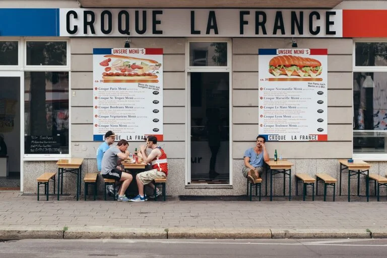 Esplorando la Cultura Culinaria di Parigi: I Migliori Ristoranti e Mercati Gastronomici 9 sandwich bar with tables on street
