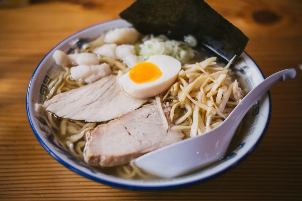 Ramen Giapponese, zuppa di noodle del Sol Levante 3 white scoop on white ceramic bowl