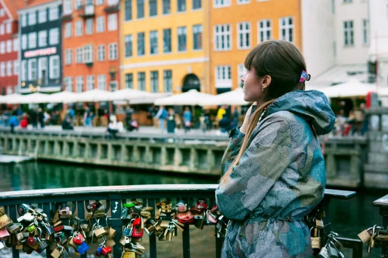 Le 10 Città Europee più Amichevoli per i Viaggiatori Solitari 10 woman standing near orange yellow and white buildings
