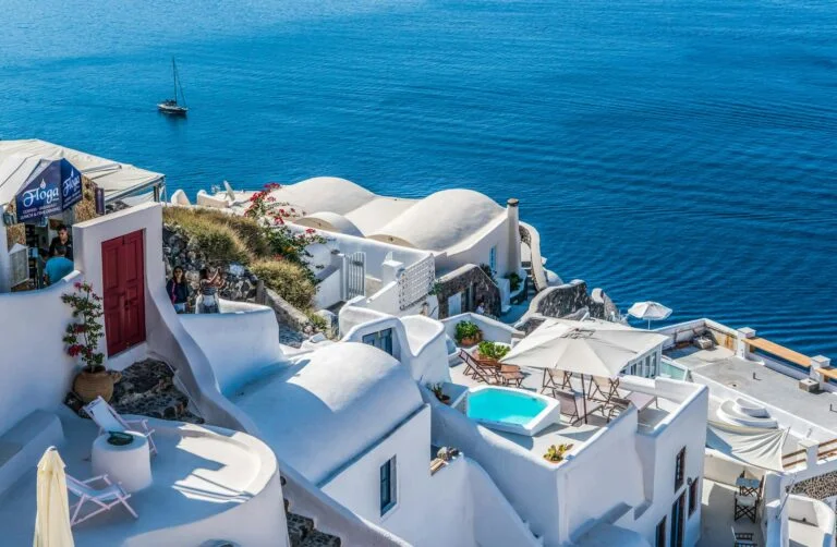 Le 10 Destinazioni Imperdibili per Gustare la Cucina del Mediterraneo 11 white canopy tent on white building near ocean