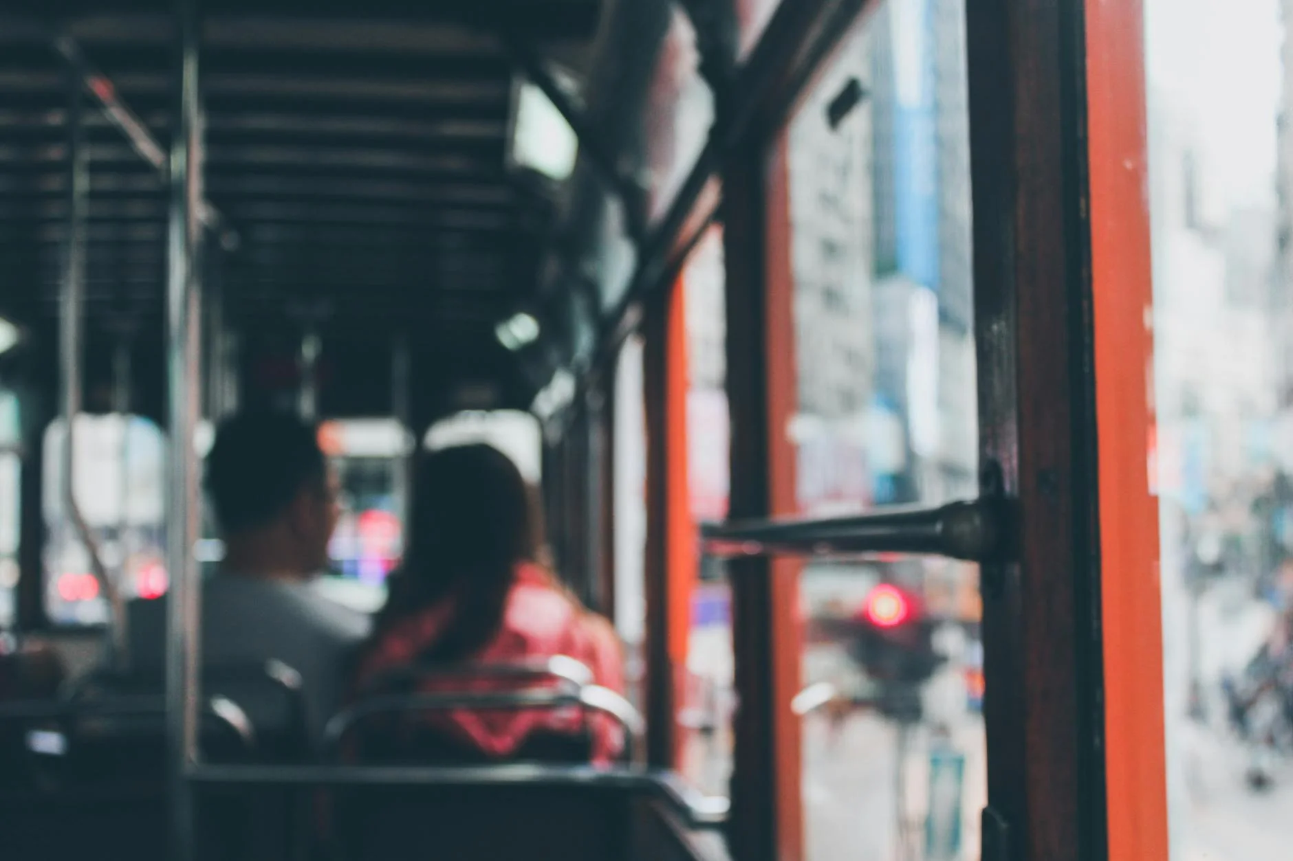 Guida al Viaggio Economico in Europa: Trucchi per Risparmiare su Alloggi e Trasporti 2 commuters on a bus