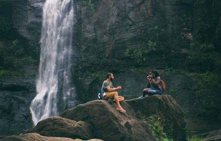 Viaggiare Sostenibile: 10 Consigli per Ridurre il Tuo Impatto Ambientale 6 man and woman near waterfall
