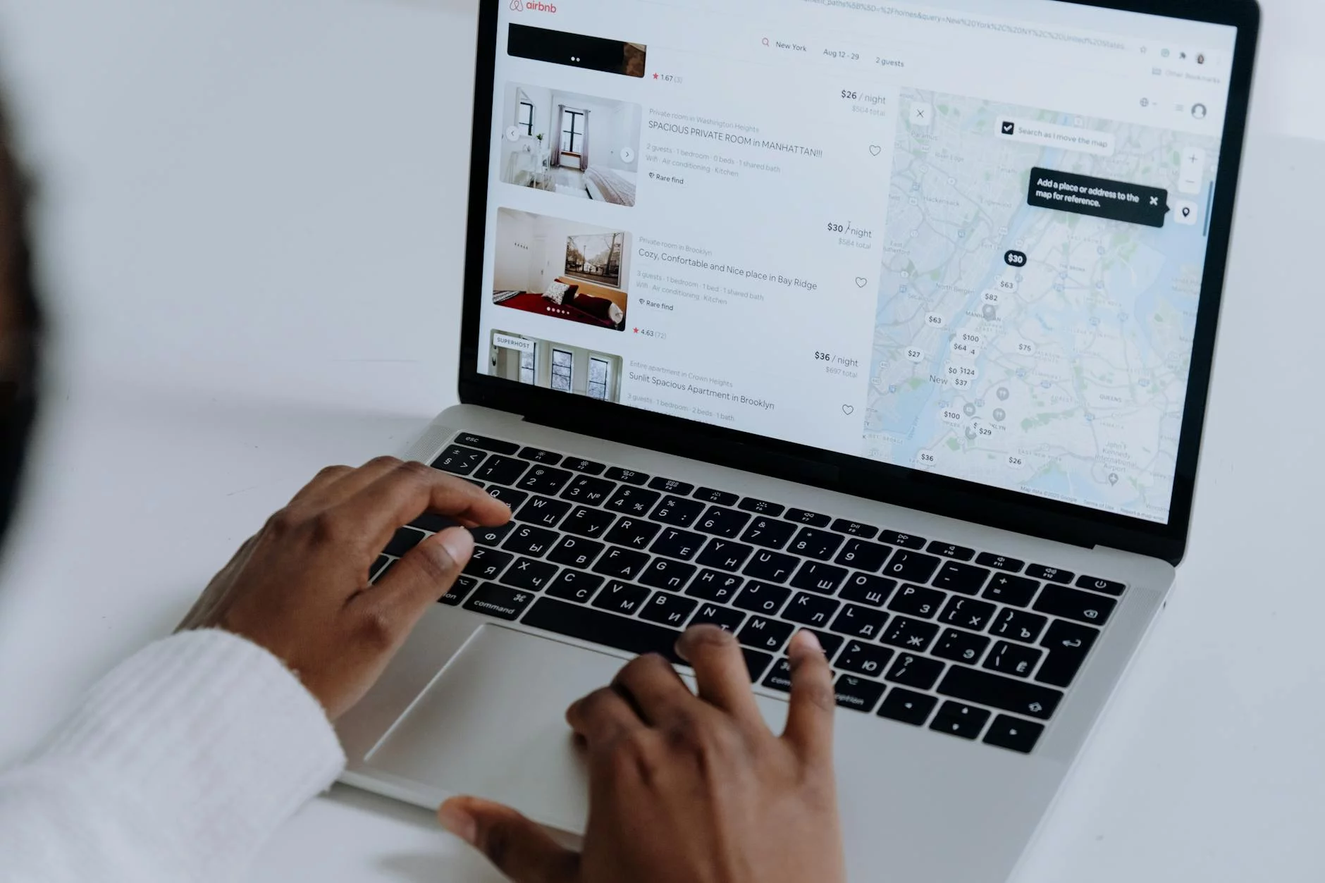 Guida al Viaggio Economico in Europa: Trucchi per Risparmiare su Alloggi e Trasporti 3 person using macbook pro on white table